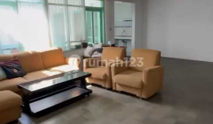 House, SHM, Disayap Riau, Bandung City