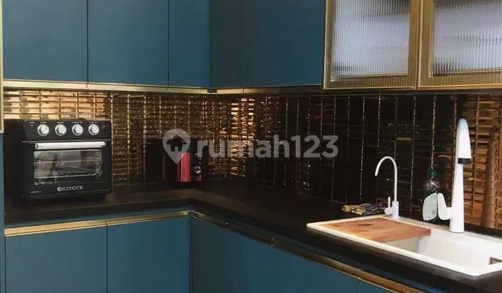 There is a swimming pool at Villa Dago Resort House in Bandung. 2