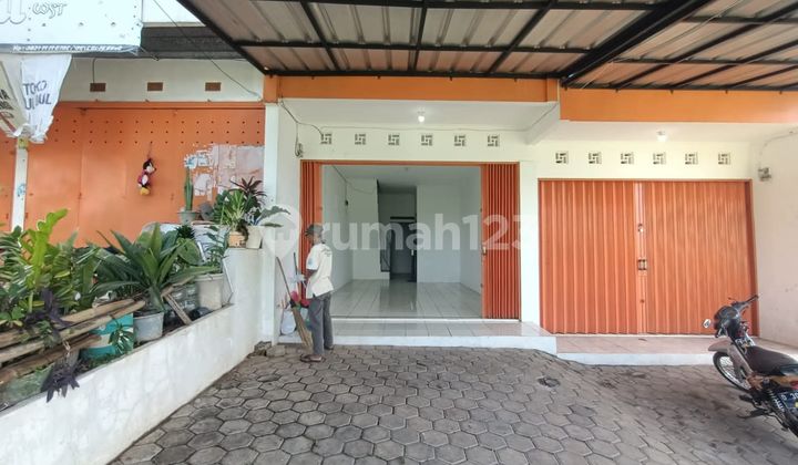 Strategic Shop House Near a Dense Residential Complex Strategic Shop House Near a Dense Residential Complex