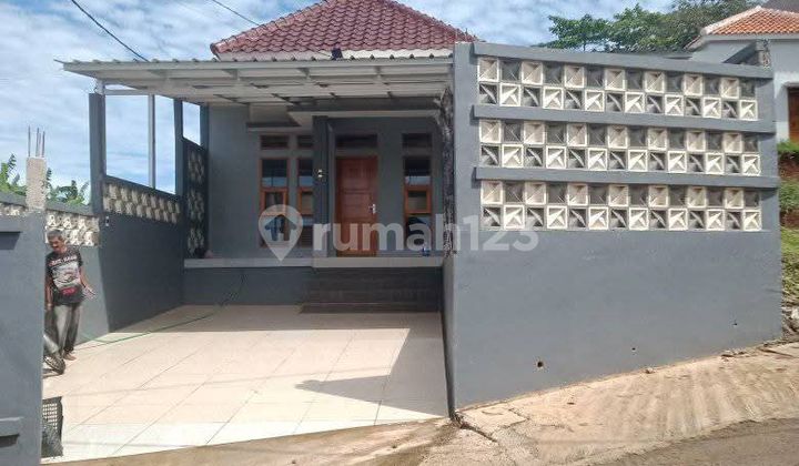 Rumah Elegant Pinggir Jalan Diposisi Hook