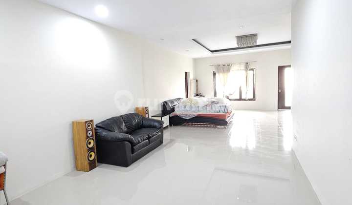 Rumah 2 Lantai Pik1 Bagus Sudah Full Renovasi Semi Furnished SHM  2