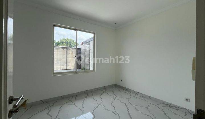 Rumah 2 Lantai Full Renovasi Bagus Ukuran 8x18 SHM Unfurnished  2