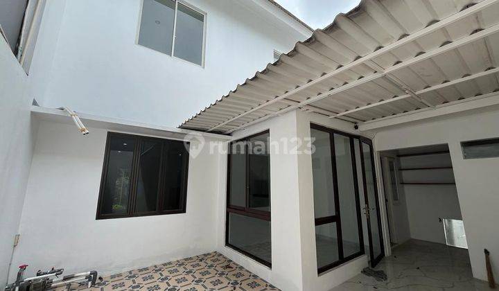 Rumah 2 Lantai Full Renovasi Bagus Ukuran 8x18 SHM Unfurnished  1