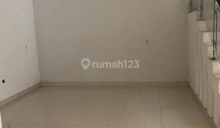 Rumah di permata buana uk 8x18 3 lantai udah renovasi shm  2