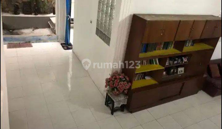 Di Sewakan Rumah Tempat 2 Lantai Di Kebayoran Baru Jakarta Selatan 
 2