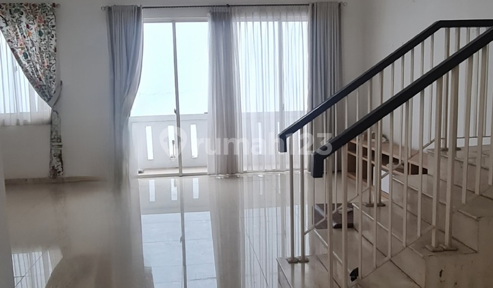 Disewakan Cepat .. Rumah di Crown Golf Pik 1 , Hadap Selatan , Semi Furnished Disewakan Cepat .. Rumah di Crown Golf Pik 1 , Hadap Selatan , Semi Furnished