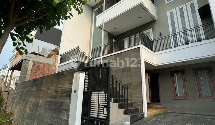 Turun Harga , Dijual Murahh .. Rumah Minimalis Grisenda , View Taman , Rapi Semi Furnished Siap Huni 2