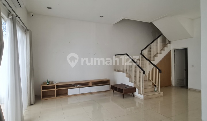 Disewakan Cepat .. Rumah di Crown Golf Pik 1 , Hadap Selatan , Semi Furnished