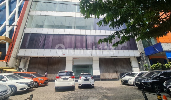 Dijual Cepat .. Gedung Di Melawai Raya , Lokasi Premium , Eks Bank , Jual Hitung Tanah Saja , Ada Lift Siap Pakai
