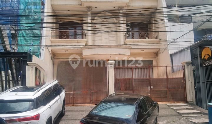 Rare Unit .. Quick Sale Business House on the Main Roadside of Muara Karang, Next to a Well-Known Bank, Ready for Business Use Rare Unit .. Quick Sale Business House on the Main Roadside of Muara Karang, Next to a Well-Known Bank, Ready for Business Use