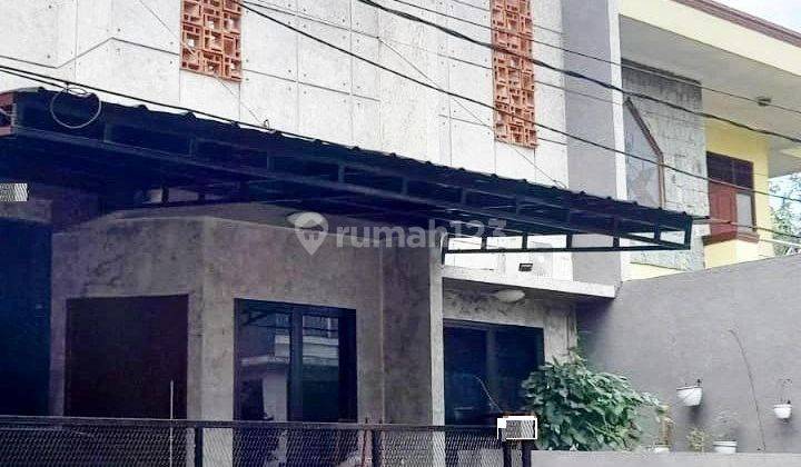 Rumah 3 Lantai Industrial Semi Furnished di Jatibening Estate, Bekasi 1