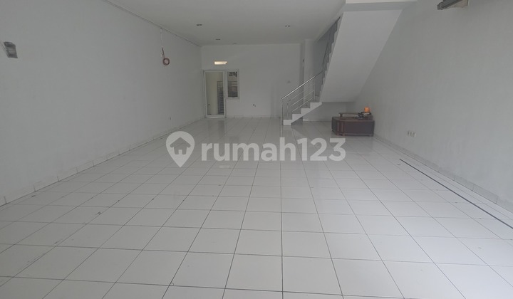 3-story shop house ready for use. Strategic for office or business rental.