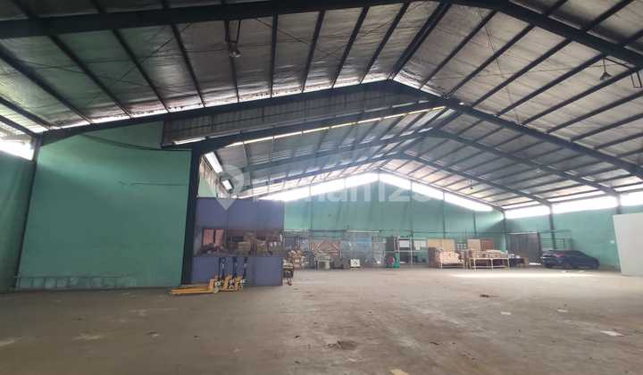 Large warehouse on Soekarno Hatta main road near toll gate for rent