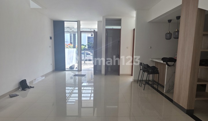 New house in Pasir Salam area, ready to use, bonus furniture, quick sale.