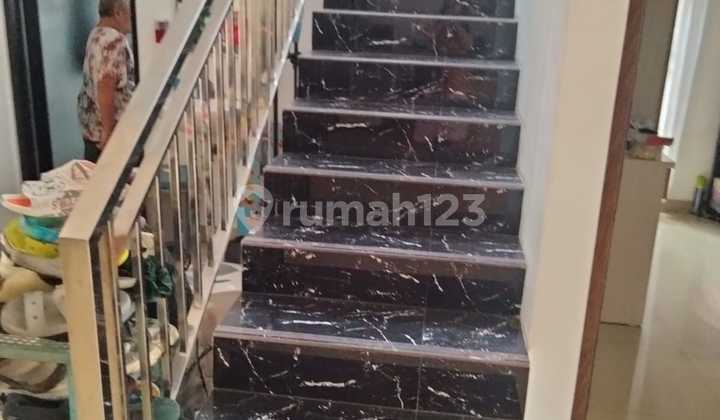 Minimalist House at Istana Sudirman, Ready to Use, 4-Year-Old New Building, Quick Sale 2