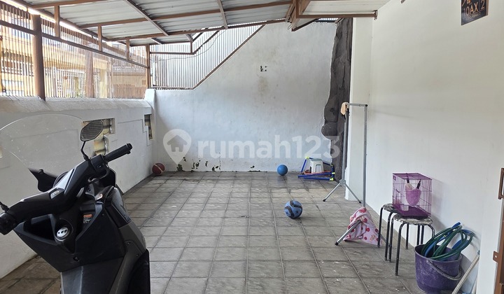 Minimalist house in Dikopo Permai, strategic location, wide road, sold cheap.