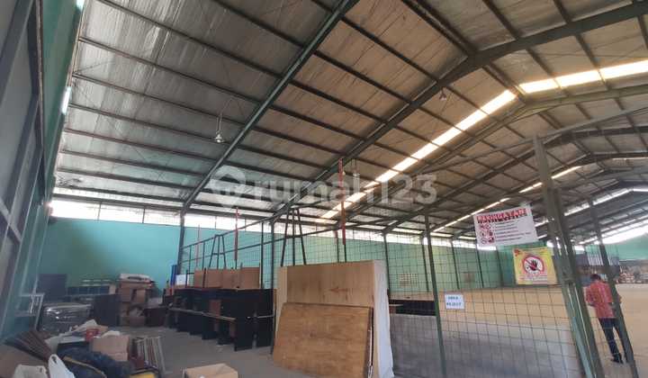 Large warehouse on Soekarno Hatta main road near toll gate for rent