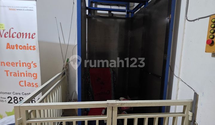 Ready-to-Use Shop House in Kopo Kencana Equipped with Cargo Lift for Quick Sale 2