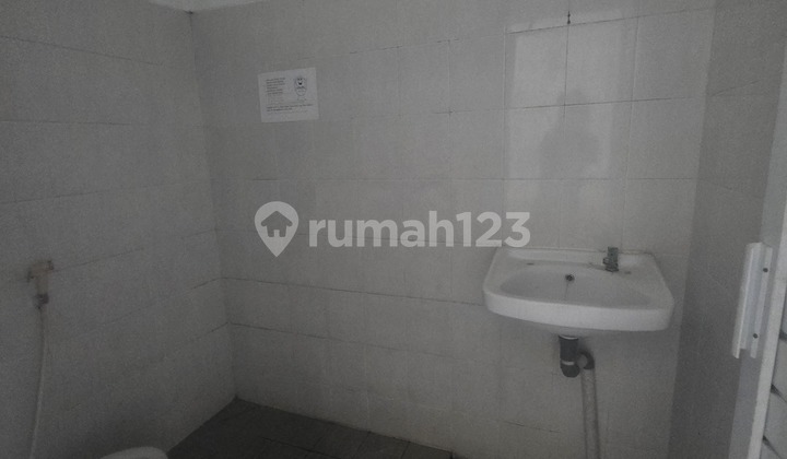 3-story shop house ready for use. Strategic for office or business rental. 2