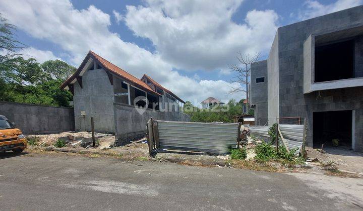 tampak depan tanah strategis lingkungan villa di