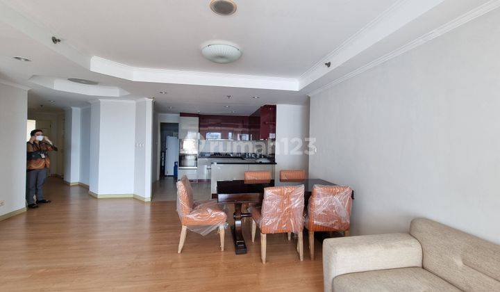 ruang makan golfhill terrace apartment pondok indah
