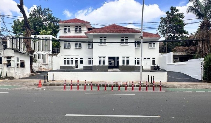 Rumah Menteng Zona Komersil Jalan Lebar Lokasi Elit