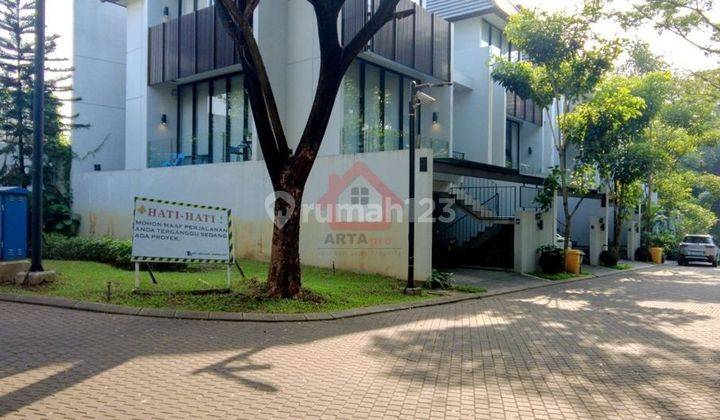 Dijual Rumah Baru 3 Lantai SHM di Serenia Hills 2