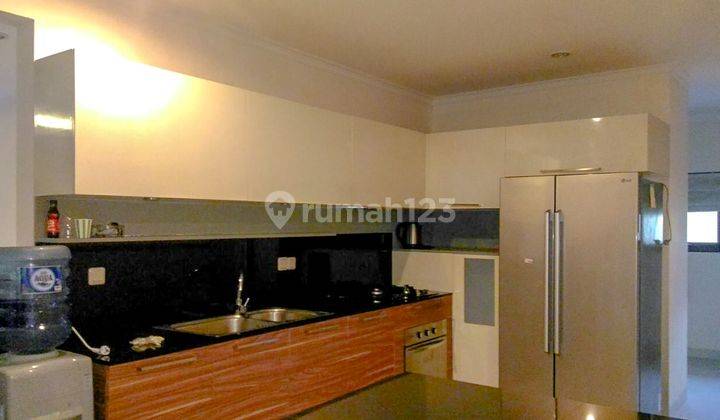 Rumah 3 Lantai Bagus Semi Furnished SHM di Kemang 2