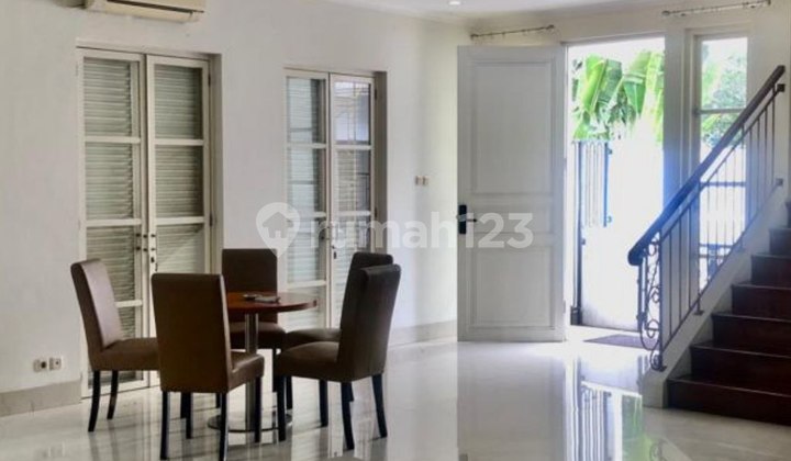 Townhouse Dua Kemang with Pool and Strategic Location 2