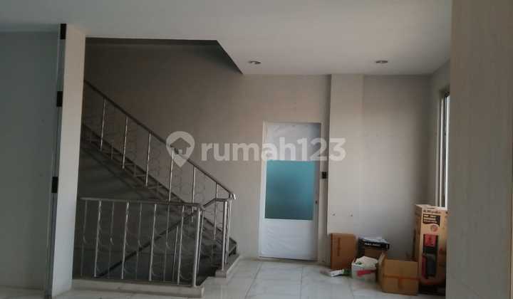 Good 2-Story Shophouse Ready to Use in Karang Tengah Lebak Bulus
