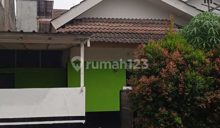 Rumah Tua Butuh Renovasi di Villa Delima Lebak Bulus