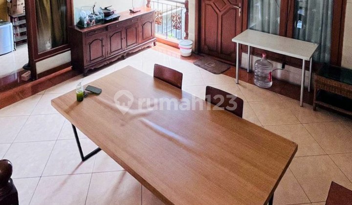 Rumah 2 Lantai + Rooftop Hot Sale di Tebet 2