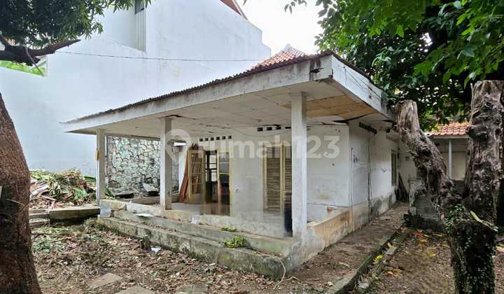 Old House Needs Renovation in Wolter Mongsidi, Kebayoran Baru 2