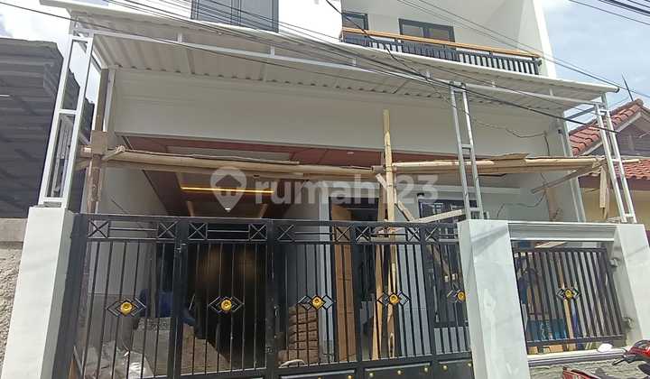 Rumah Siap Huni Garasi bisa 2 Mobil Dicipayung Jakarta