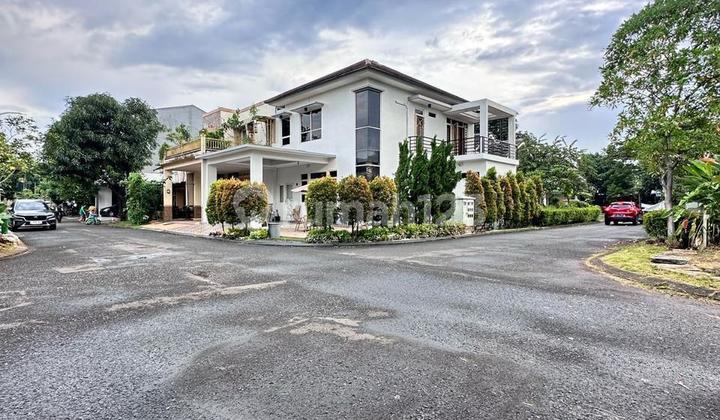 Rumah Mewah Hook di Green Park Jatiwarna