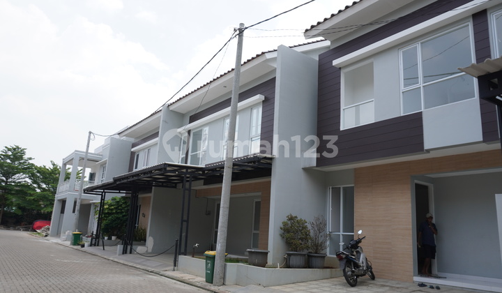 Strategic 2-Story Exclusive House Near Jatiwarna Toll Road 2