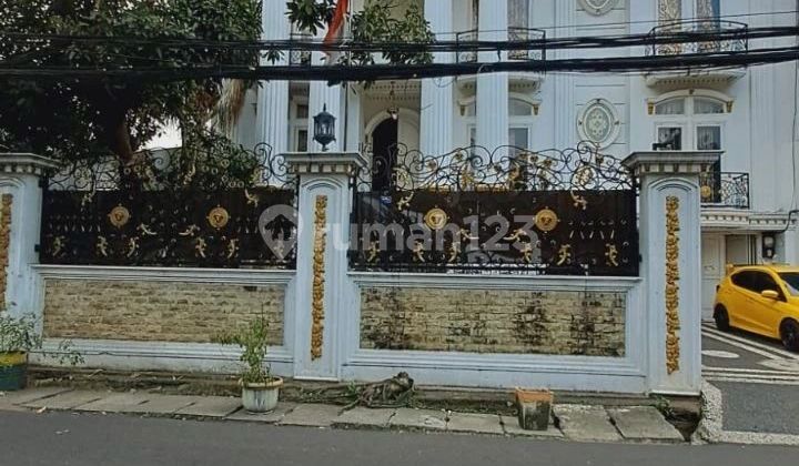 rumah mewah hitung tanah luas murah swimming pool Jakarta pusat