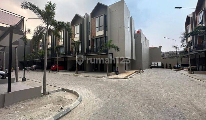 Disewakan Town House dg konsep Smart Home dg Furnished dekat Gerbang Tol Andara dan dekat ke TB Simatupang dan Cilandak KKO, Ciganjur, Jakarta Selatan  2