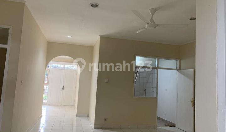 Disewakan Rumah Siap Ditempati, Selesi Renov di Komplek Luas di Tengah2 Lebak Bulus, Dekat ke MRT, dan Banyak Fasilitas Umum, Akses 2 Mobil Lebih