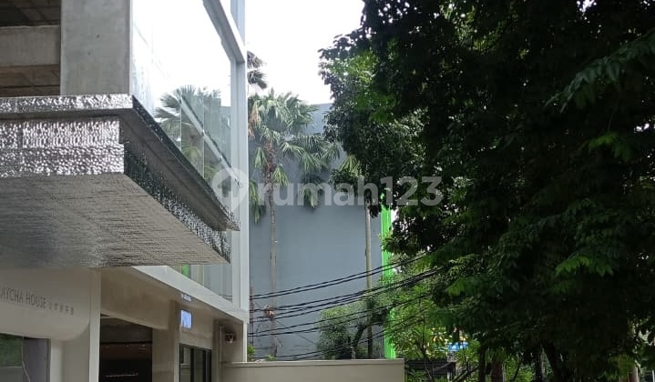 Ruang-Usaha Komersil Dilantai Gf Hadap Jalan Raya