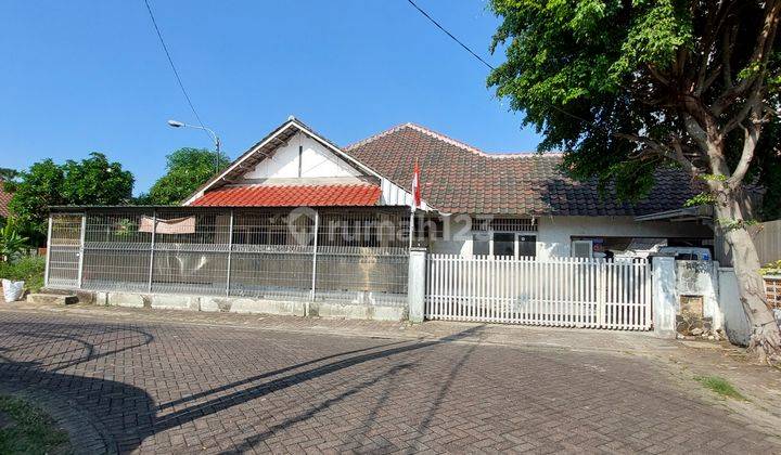 Rumah hook gandeng yang luas jual hitung tanah saja Butuh Renovasi 1