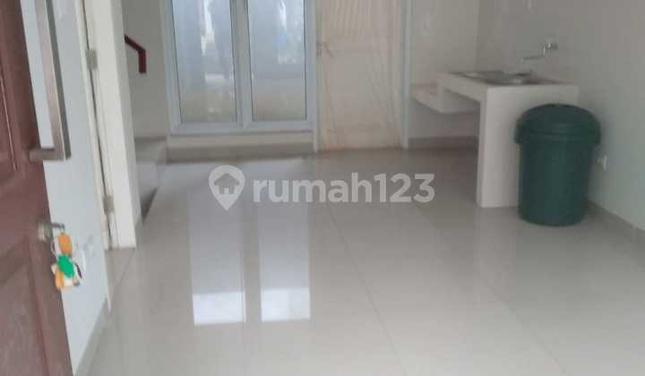 For Rent 2-Story House Strategic Location 2