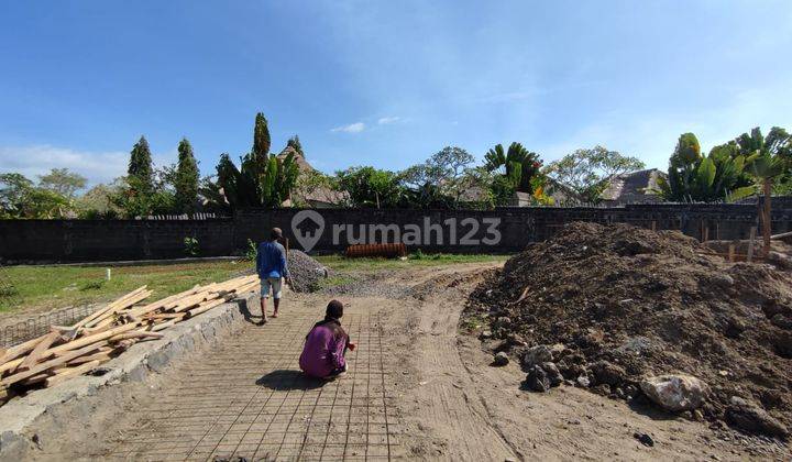 Tanah yang dijual di Umalas, Bumbak, Kerobokan, Bali adalah pilihan ideal untuk pembangunan villa. Lokasinya yang terletak di Umalas, sebuah daerah yang terkenal dengan lingkungan yang tenang dan nyaman, menawarkan suasana yang sempurna untuk villa pribad 2