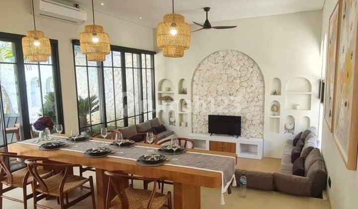 MODERN LUXURY JIMBARAN This brandnew villa is situated at the end of a dead end street, 3-minute drive to Mie Gacoan, 4 minutes to Pepito Express and 5 minutes to McDonald's