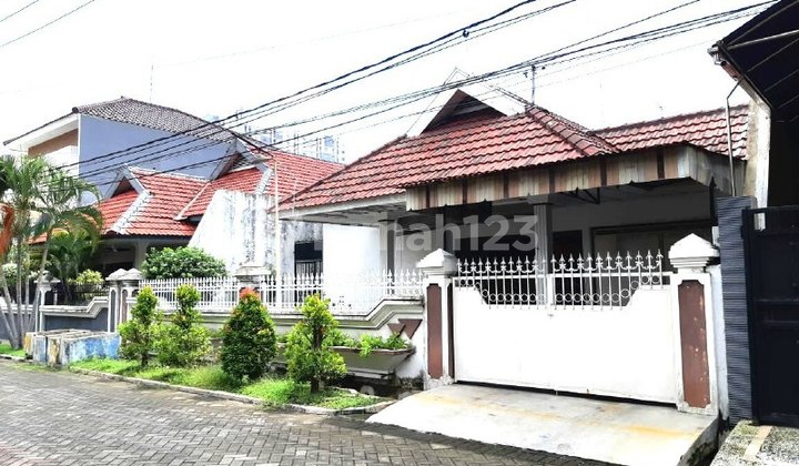 Dijual Rumah Manyar Kartika Taman Belakang Luas Row 3 Mobil Garasi 2