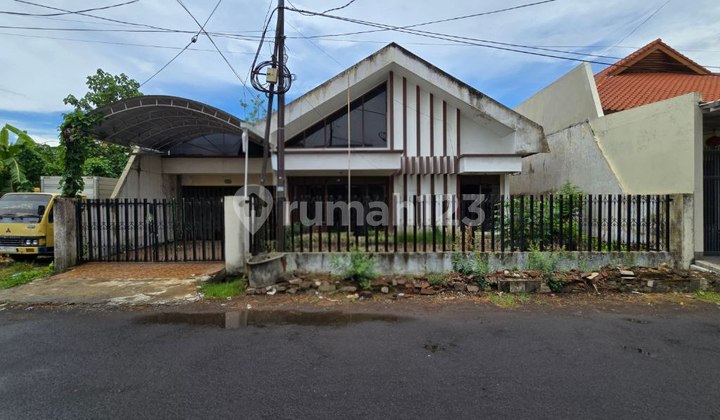 Rumah Dharmahusada Indah  STRATEGIS, GARASI 2  1