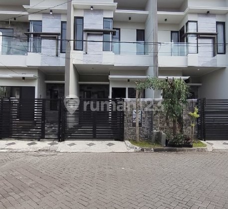 Mulyosari Prima Utara Minimalist Row House, 3-Car Road Access
