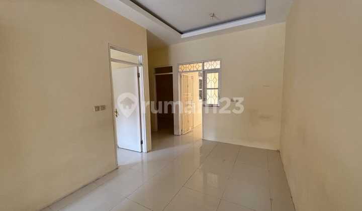 Comfortable House with a Beautiful Environment in Sentul City 2