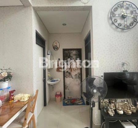 kamar mandi rumah interior minimalis modern di