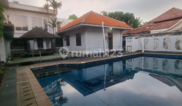 Areal ruko sangat bagus karena di tepi jalan besar Ruang Usaha